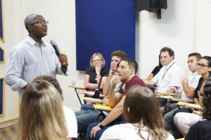 Santareno Augusto Miranda emocionou e incentivou os calouros da FAE Centro Universitário, em palestra motivacional ministrada em 2013 (Créditos: FAE)