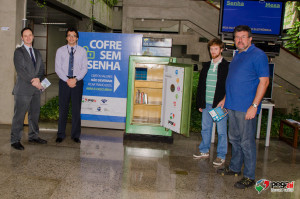 O delegado adjundo, Demetrius de Moura Soares, o delegado da Receia Federal em Ponta Grossa, Gustavo Luis Horn com Igor Nack Buss e Idomar Augusto Cerutti 