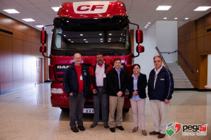 Durante a assinatura de contrato com a DAF, os voluntários Pegaí, Jorge Szabli Junior e Idomar Augusto Cerutti, com os colaboradores da DAF, o diretor financeiro, Carlos Presente, a diretora de Recursos Humanos, Jeanette Costa Jacinto e o gerente de RH, Fernando Sother 