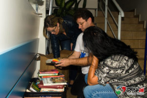 Voluntários iniciam preparo de livros para a franquia social
