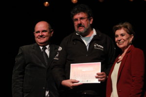 Cerutti recebe o prêmio do presidente da Fundação Cultural, Fernando Durante e da vice-prefeita Elizabeth Schmidt